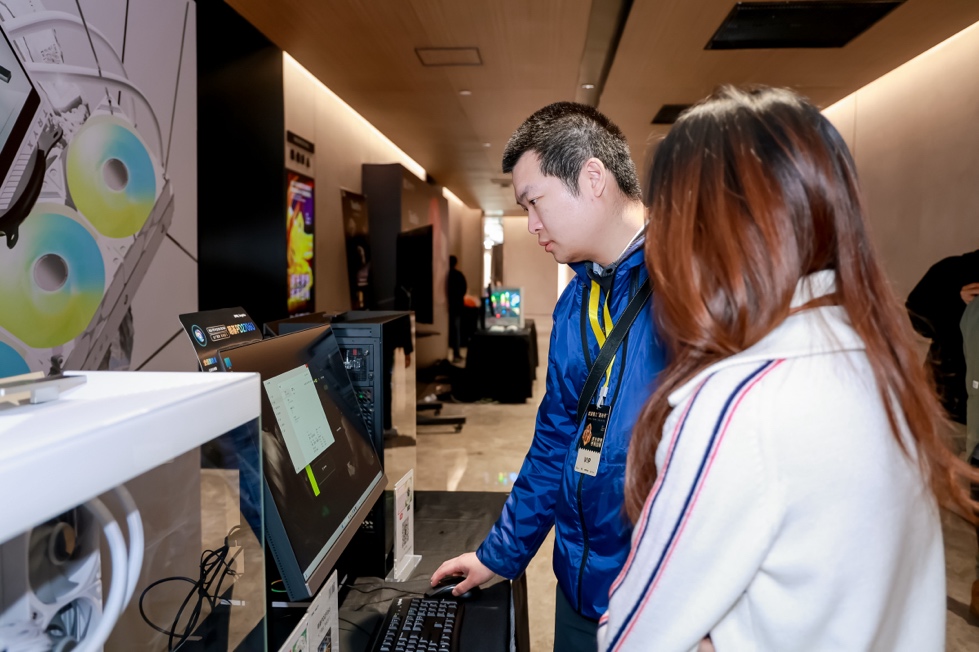 人在玩电脑
描述已自动生成