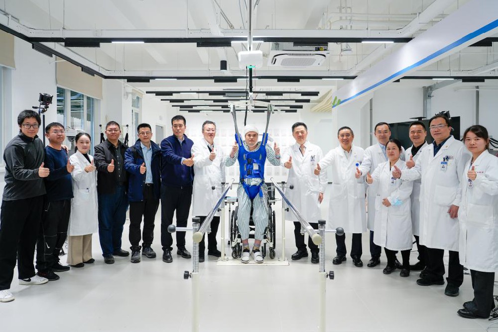 为大脑与脊髓搭建“新路” 我国科学家研发新技术助瘫痪病人恢复行走