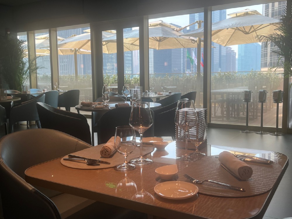 普拉达荣宅开餐厅引热议 高端品牌为何跨界？