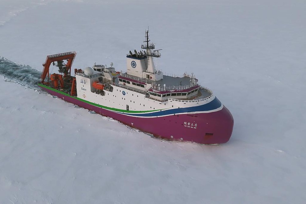 “奋斗者”号回到三亚 载人深潜“双雄”在北极实现水下联合作业